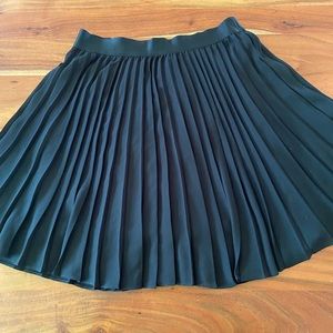 Express pleated and high-waisted skirt, lightweight. Stretchy.